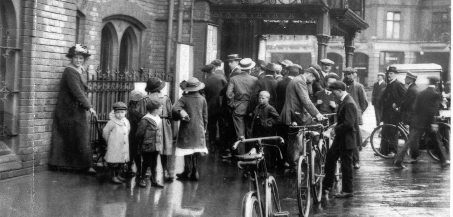 Crowds outside Reading Town Hall on the day the First World War was declared.